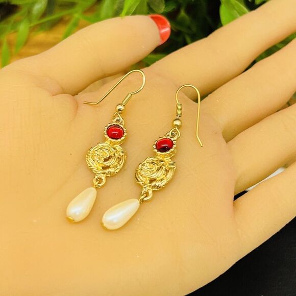 Vintage Earrings Red Lucite Gripoix Dangle Drop Pearls Gold Roses Pierced 1319 - Picture 3 of 7